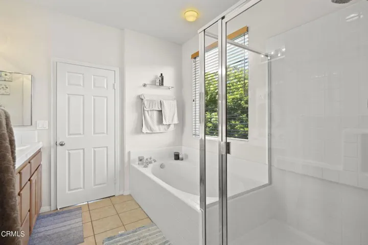 18-web-or-mls-Upmarketmedia_565She-78