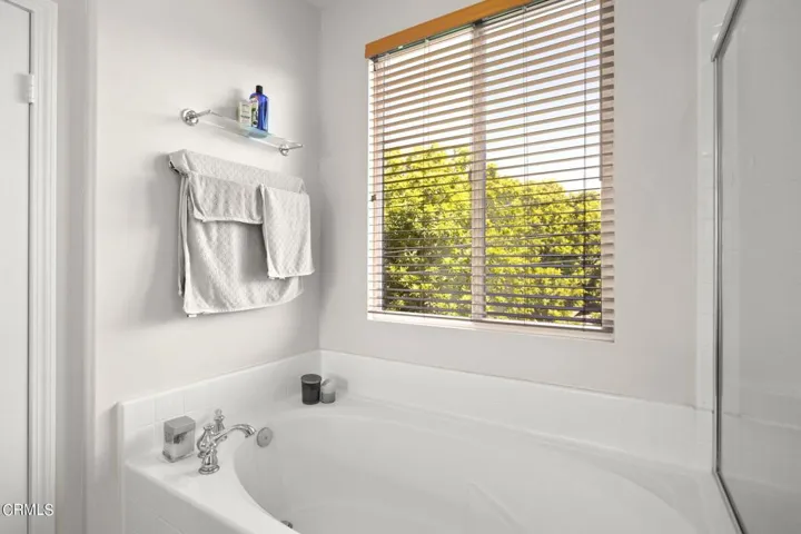 19-web-or-mls-Upmarketmedia_565She-75