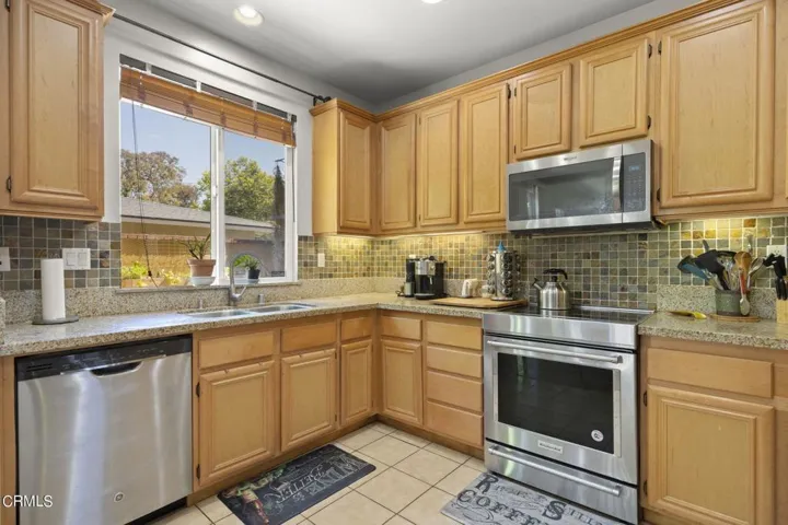 12-web-or-mls-Upmarketmedia_565She-48