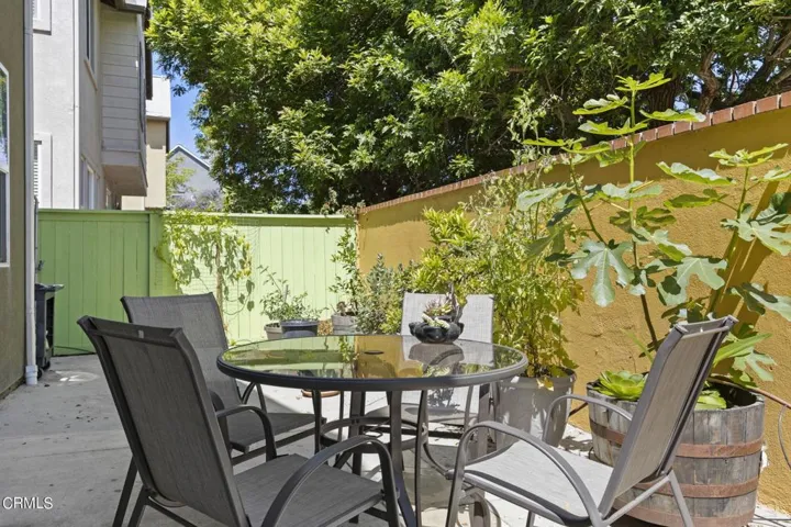 30-web-or-mls-Upmarketmedia_565She-111