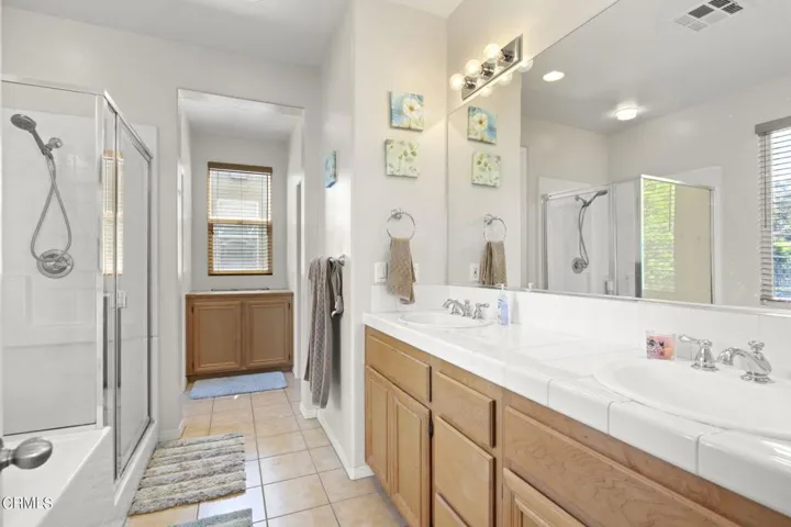 17-web-or-mls-Upmarketmedia_565She-72