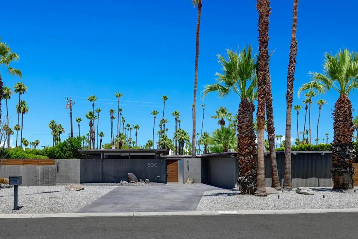 FRONT OF HOME.jpg mls