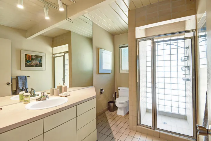 GUEST BATHROOM.jpg mls