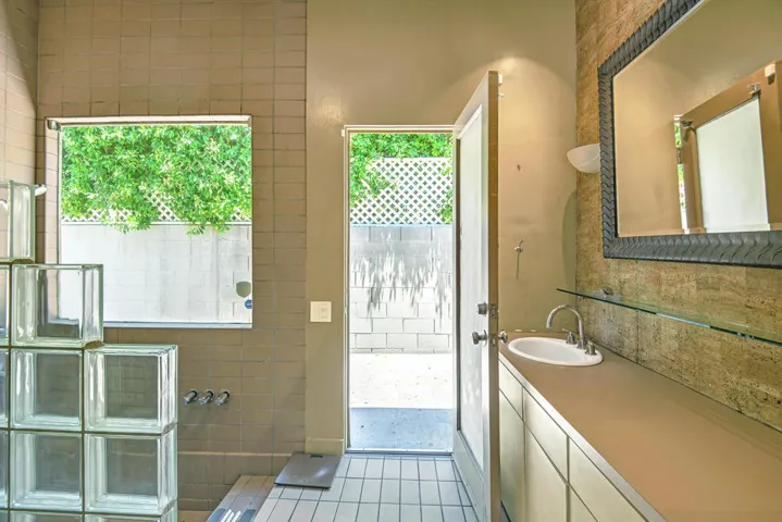 MAIN BATHROOM.jpg mls