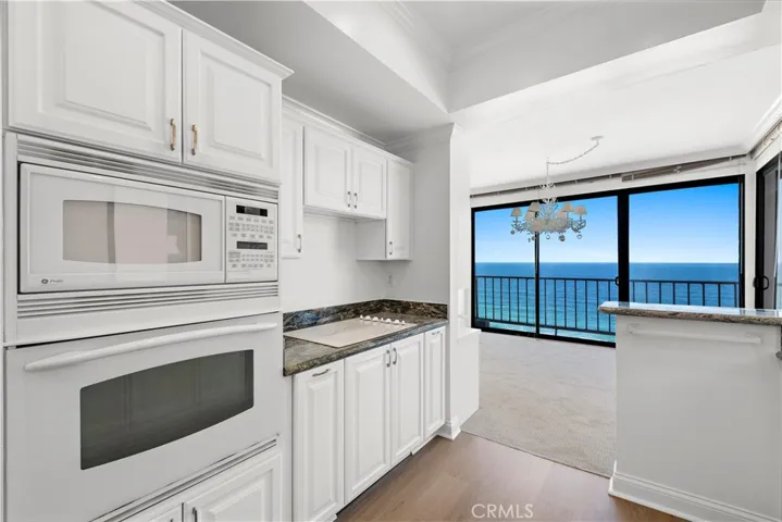 727 Esplanade Unit 307, Redondo Beach, California 90277