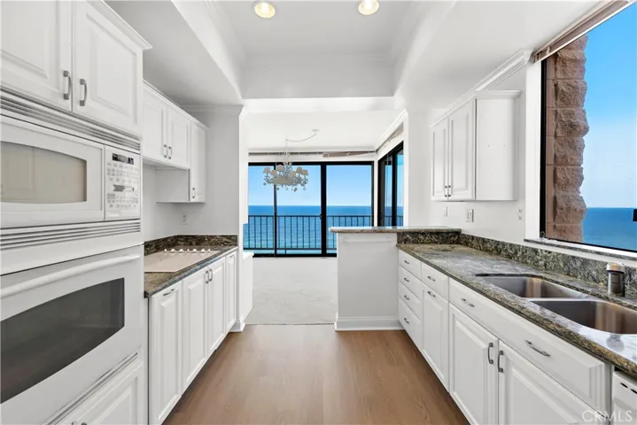 727 Esplanade Unit 307, Redondo Beach, California 90277