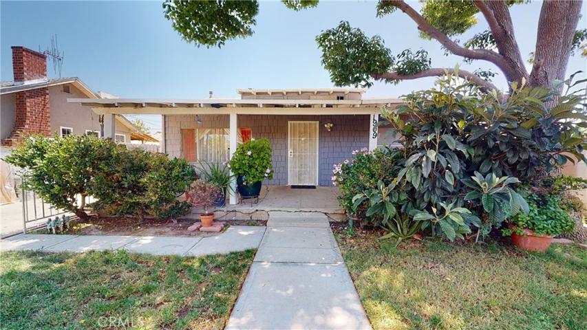 See MLS #LG23124456 for more details on the SFR offered together with this Commercial Building.