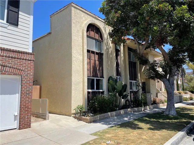 319 15th Street, Huntington Beach, California 92648