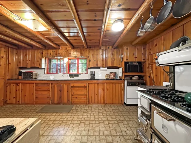 Cheerful and spacious Log Cabin Kitchen!