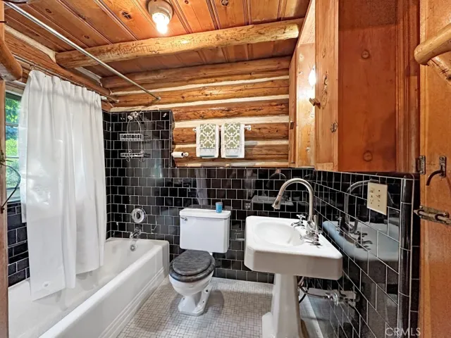 Log Cabin Primary​​‌​​​​‌​​‌‌​​‌​​​‌‌​​​‌​​‌‌​​‌‌​​‌‌​​​​ Bathroom.