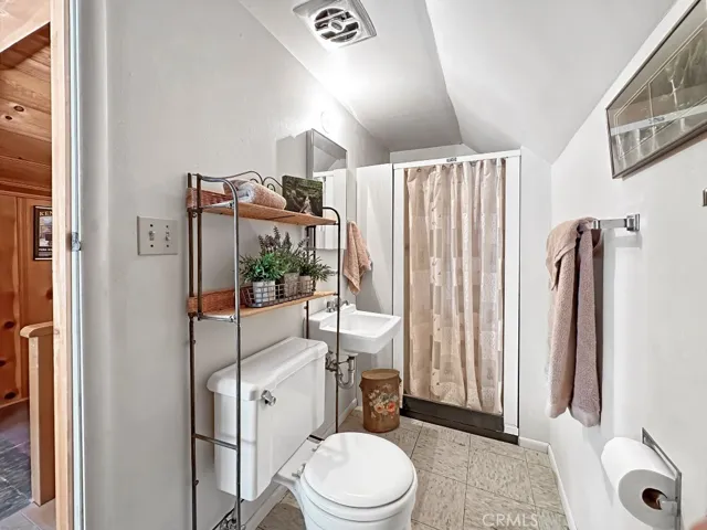 Log Cabin upstairs Bathroom.