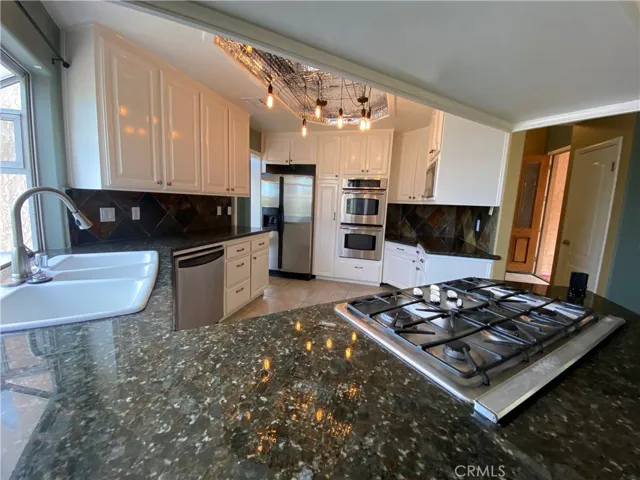 Entertaining Kitchen w/Breakfast Bar