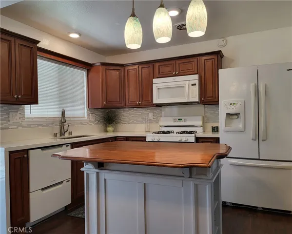 561 Whitney Drive, Hemet, California 92543