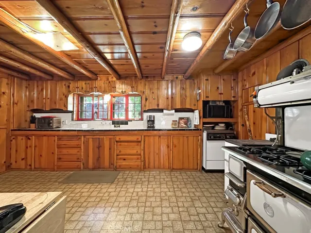 Cheerful and spacious Log Cabin Kitchen!