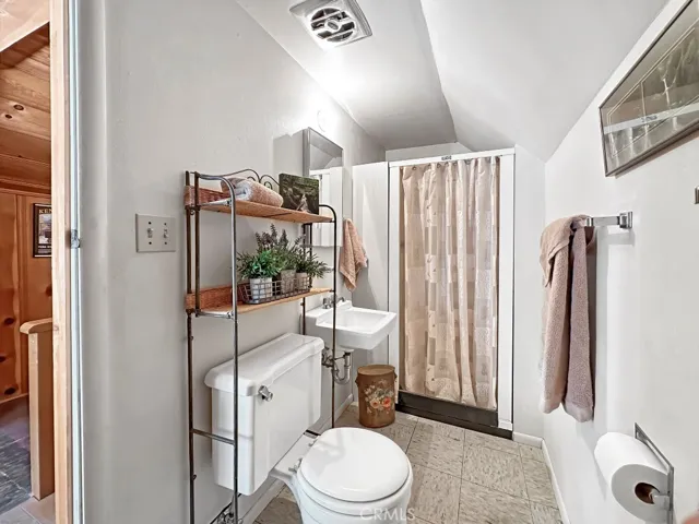 Log Cabin upstairs Bathroom.