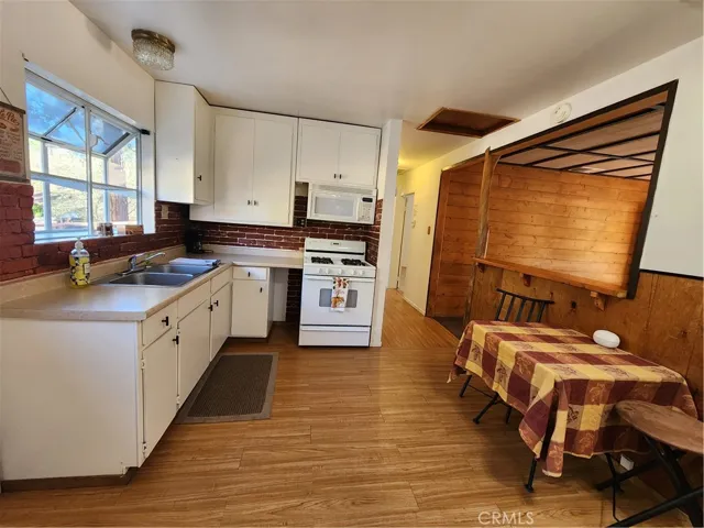 
Lots of Room in this Kitchen!!