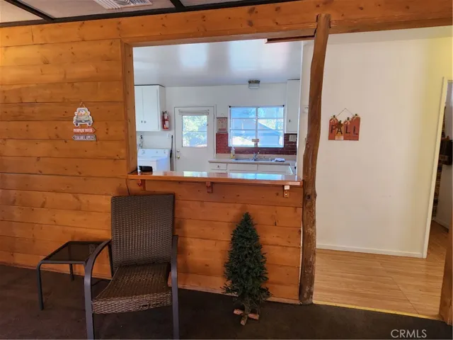 Open Loggy Family Room with Kitchen Bar