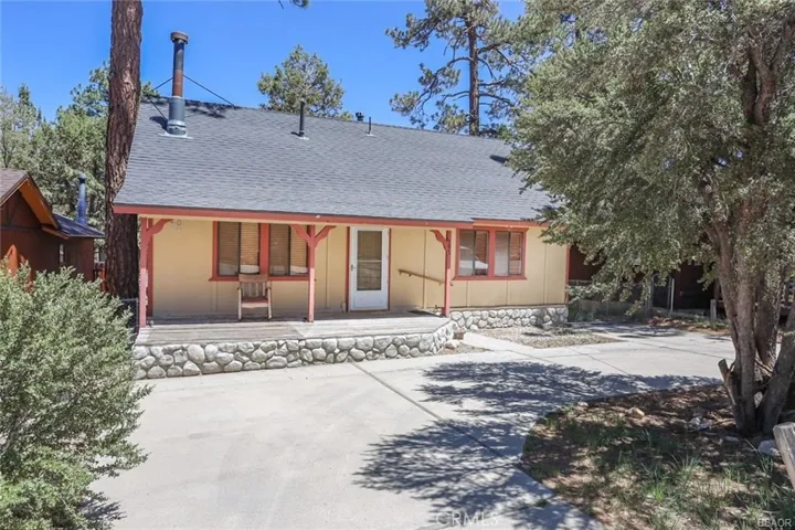 Enormous Front Deck with Storm Door. Gorgeous Rock Base. Circular Driveway with Boat & RV Driveway!