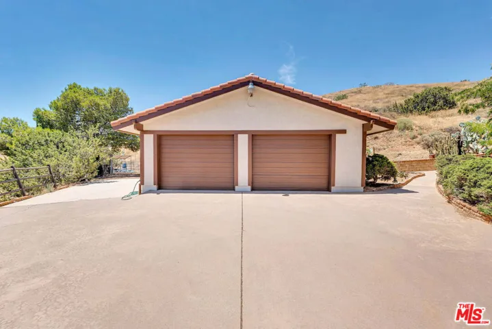 9235 Escondido Canyon Road, Agua Dulce, California 91390