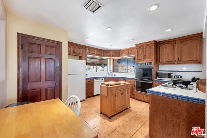 9235 Escondido Canyon Road, Agua Dulce, California 91390