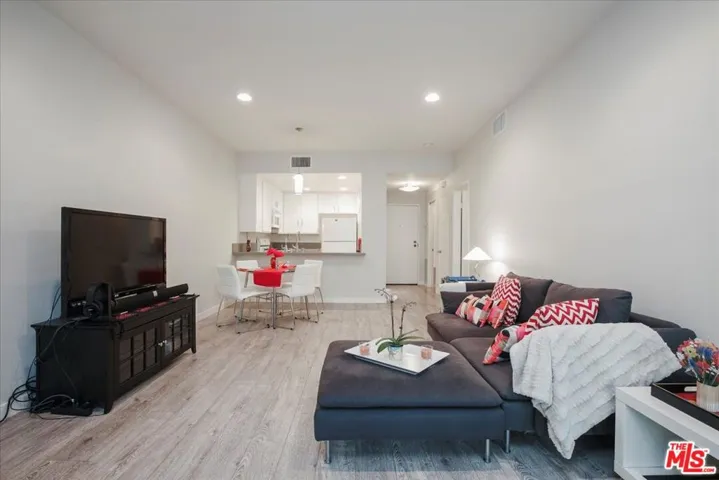 8675 Falmouth Avenue 203, Playa Del Rey, California 90293