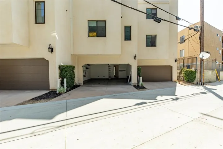 10736 Bloomfield Street, Toluca Lake, California 91602