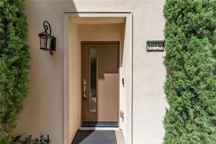 10736 Bloomfield Street, Toluca Lake, California 91602