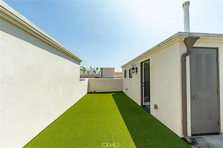 10736 Bloomfield Street, Toluca Lake, California 91602
