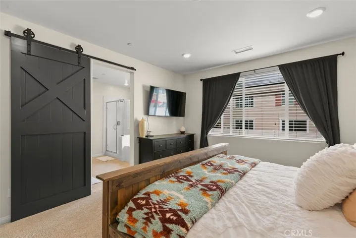 MASTER BEDROOM UPSTAIRS