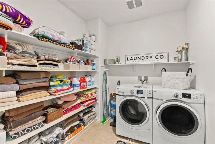 LAUNDRY ROOM UPSTAIRS