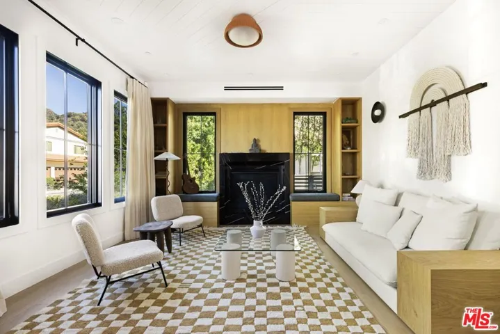 Sitting Area/Fireplace
