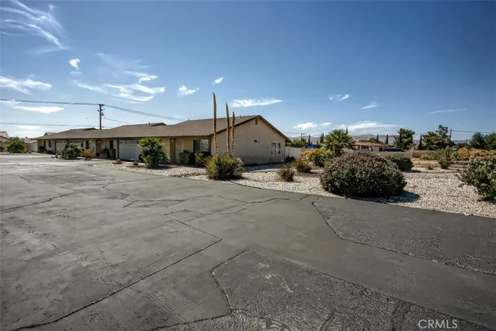 13089 Lakota Road, Apple Valley, California 92308