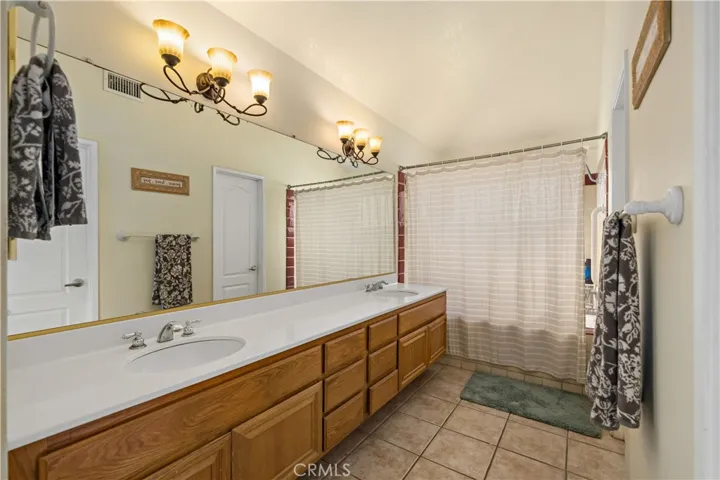 Ensuite Main Bath