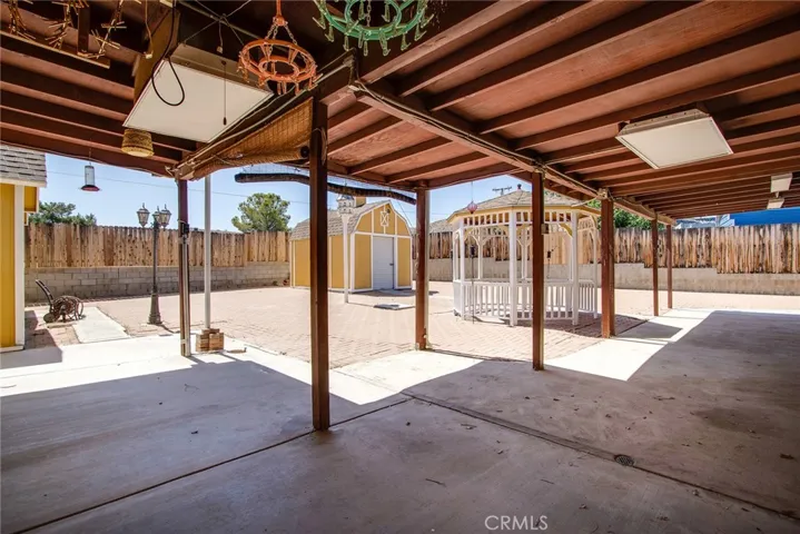 COVERED PATIO FOR FAMILY BARBECUES!