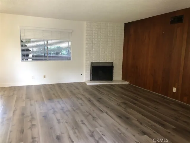 Living Room with fireplace