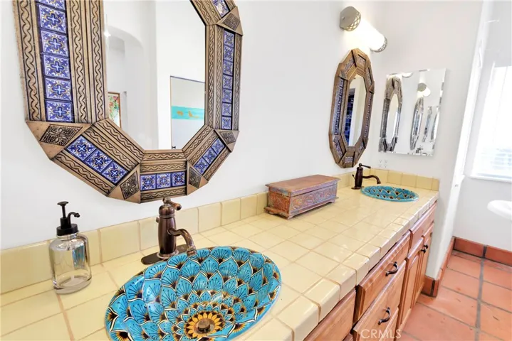 Dual vanity master bath