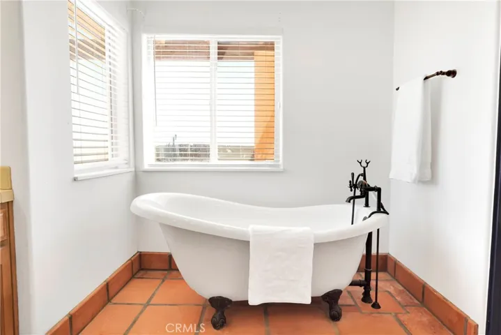 Stand alone soaking tub