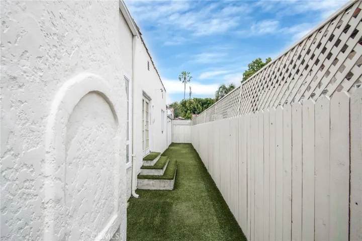 546 N Martel Avenue, Los Angeles, California 90036
