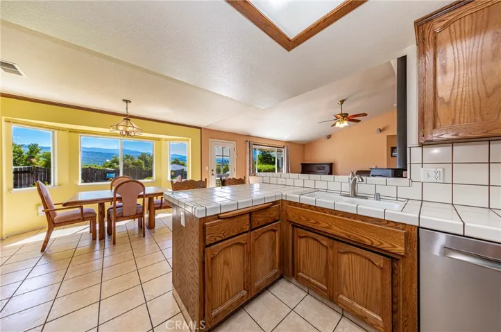 kitchen/dining area