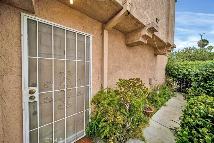 452 Chatsworth Dr., San Fernando, California 91340