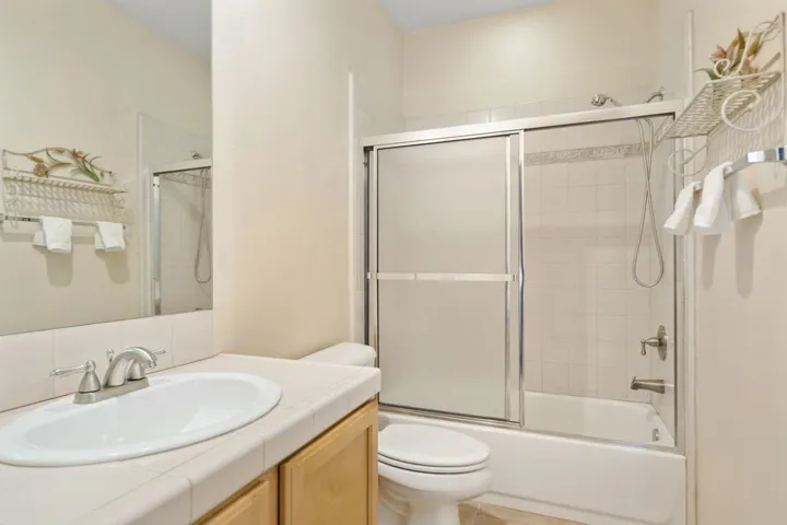 44-web-or-mls-MCPetuniaPl_2023_044