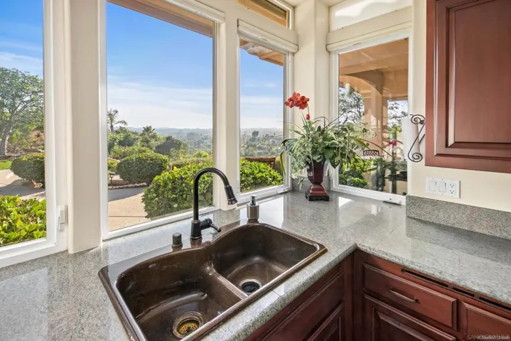 2433 Cross Creek Lane, Escondido, California 92025
