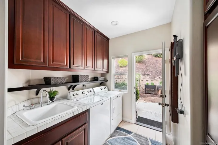 2433 Cross Creek Lane, Escondido, California 92025