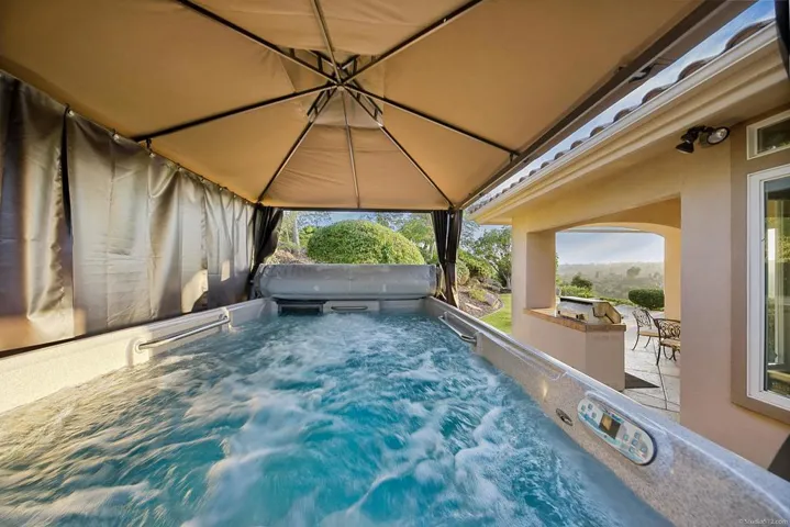 2433 Cross Creek Lane, Escondido, California 92025