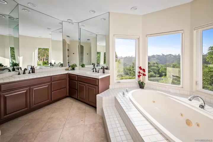 2433 Cross Creek Lane, Escondido, California 92025