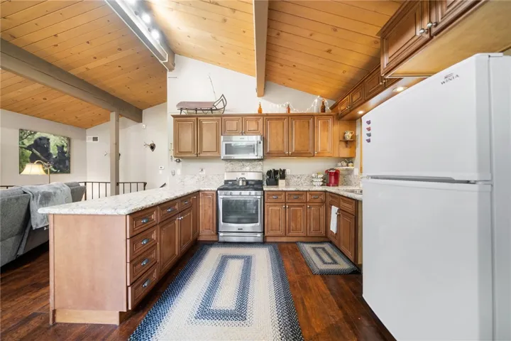 558 W Victoria Court, Lake Arrowhead, California 92352