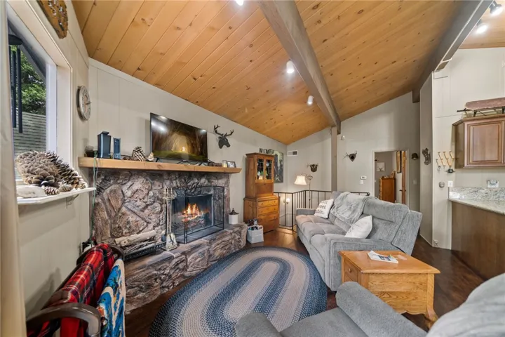 558 W Victoria Court, Lake Arrowhead, California 92352