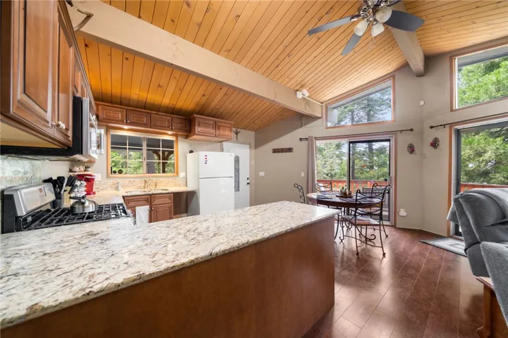 558 W Victoria Court, Lake Arrowhead, California 92352