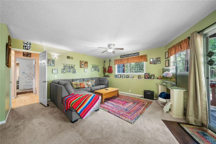558 W Victoria Court, Lake Arrowhead, California 92352