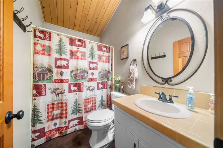 558 W Victoria Court, Lake Arrowhead, California 92352